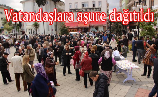 Ayancıkta vatandaşlara aşure dağıtıldı