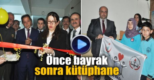 Bayrağı aldı, kütüphaneyi açtı