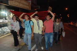 SİNOPLU GENÇLER, ŞEHİT HABERİ ÜZERİNE SOKAÐA İNDİ