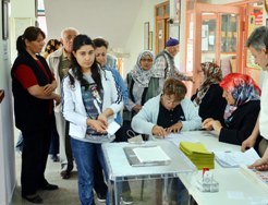 BAŞÖRTÜLÜ SANDIK GÖREVLİLERİNE İZİN VERİLMEDİ 