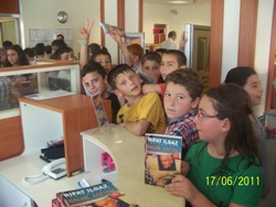 Ayancık’ta \"Karneni Göster, Kitabını Al\" Kapsamında iki bin öğrenciye birer kitap dağıtıldı.