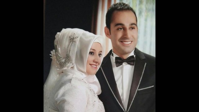 Bursa'da, özel bir dershanede edebiyat öğretmenliği yapan Nurgül Akarsu iğneyle ağrısız doğum yapmak isterken bebeğini kaybetti, kendisi bitkisel hayata girdi.