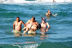 SERİNLEMEK İÇİN DENİZE GİREN İKİ KIZ KARDEŞ BOÐULDU