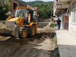 İlçemizde asfalt ve parke çalışmaları tam gaz 