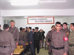 YENİ YILI KİMSESİZ ÇOCUKLARLA KUTLADI