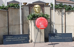 CHP, Atatürk Anıtına Çelenk Sundu