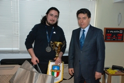 Vali Cengiz Milli Bilardocu Ömer Karakurt’u Ödüllendirdi