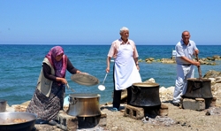 Deniz kenarında keşkekli kutlama