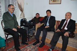 VALİ CENGİZ\ DEN SİNOP\ UN EN YAŞLI ÖÐRETMENİNE ZİYARET