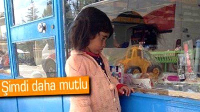 Elazığ'da kapalı olan oyuncakçı dükkanının vitrinine bakarken çekilen fotoğrafı sosyal medyada paylaşılan Merve Akkavak'a yurdun dört bir yanından kolilerle...