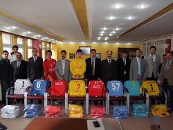 BELEDİYEDEN OKULLARA FORMA DESTEÐİ