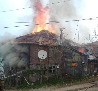 2 Katlı Ahşap Ev Yanarak Kül Oldu