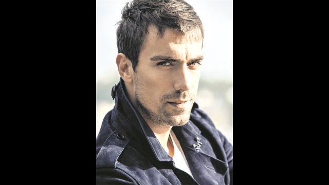 Geçtiğimiz ay Sinem Kobal'la birlikteliğini noktalayan yakışıklı oyuncu, Amerika macerasının ardından İstanbul'a döner dönmez kendisini gece hayatına attı.