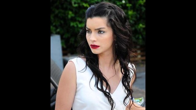 Genç oyuncu Merve Boluğur kendisini aldatan Murat Dalkılıç'la ayrıldığını ilan etti. Boluğur, popçuyla olan tüm karelerini de instagram'dan kaldırdı.