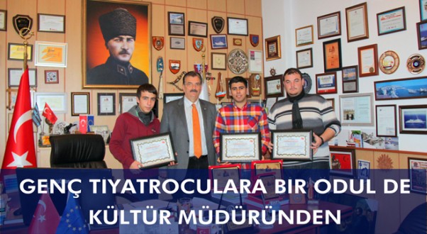 GENÇ TİYATROCULARA BİR ÖDÜL DE KÜLTÜR MÜDÜRÜNDEN