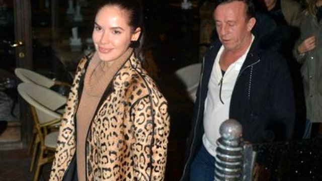 Hazal Mesudiyeli ile yaşadığı aşk ile gündemden düşmeyen Ağaoğlu, çıtır aşkını çabuk unuttu. İş adamı yeni sevgilisi ile bir kafede sarmaş dolaş görüntülendi.