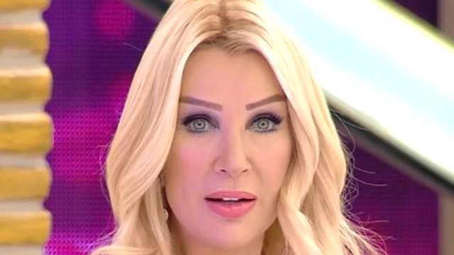 Kadırgalı Seda Sayan, Uğur Arslan'la birlikte sunmaya başladığı programında stüdyoya gelen adayların merdivenlerde düşme tehlikesi geçirmesi üzerine rejiyi azarladı.