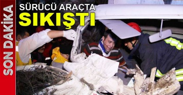 Kamyonet Sürücüsü Aracın İçinde Sıkıştı 