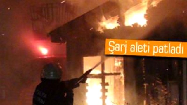 Kars'ın Kağızman ilçesinde cep telefonu şarj cihazından çıktığı öne sürülen yangın, baba ve anne karnındaki bebeğinin ölümüne neden oldu.