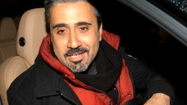 Oğlu Tayfun'un yeniden kendisine alacak davası açmasıyla ilgili sorular Emrah'ı kızdırdı. Morali bozulan şarkıcı hızla uzaklaştı.