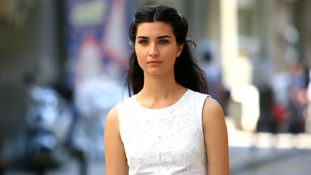 Onur Saylak ile Tuba Büyüküstün çifti, havaalanında ikizleri Maya ve Toprak'la görüntülenince kameralara 'çekmeyin' uyarısında bulundu.