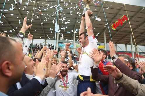 ŞAMPİYON KUPASINI HAVAYA KALDIRDI