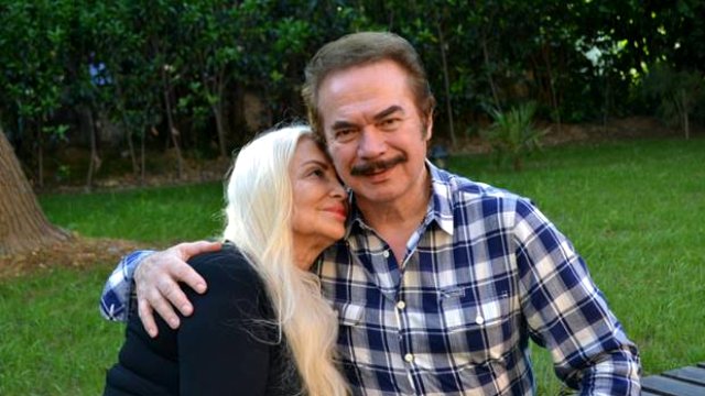 Sevim Emre, Orhan Gencebay'ın Hülya Avşar'ın poposuna vurmasıyla ilgili "17 yıldır yaparlar bunu. Hülya gelip Orhan'ın yanağını ısırır, Orhan da Hülya'nın poposuna vurur." dedi.