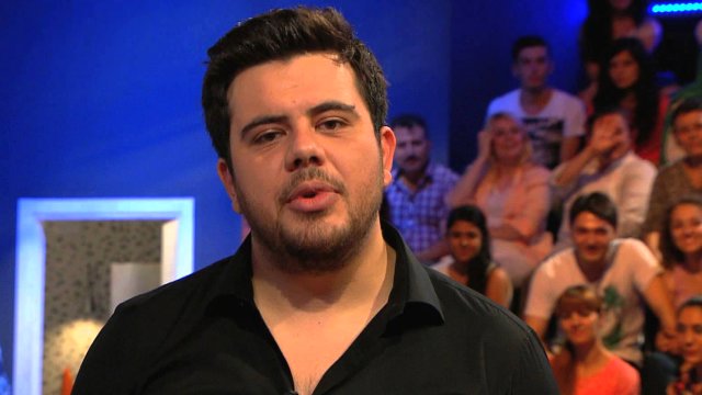 Şu sıralar Yetenek Sizsiniz programının jüri koltuğunda oturan Eser Yenenler'in Twitter hesabı 'hack'lendi.