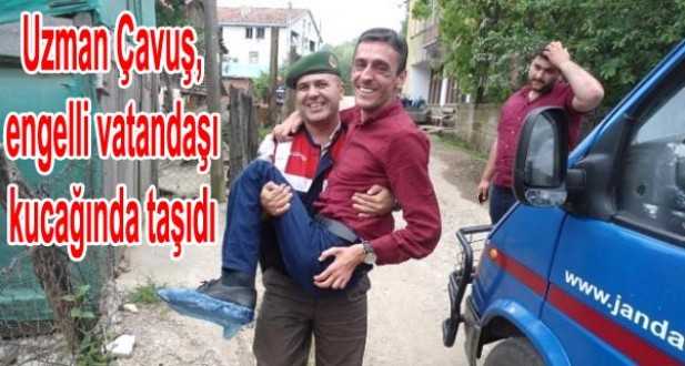 Uzman Çavuş, engelli vatandaşı kucağında taşıdı